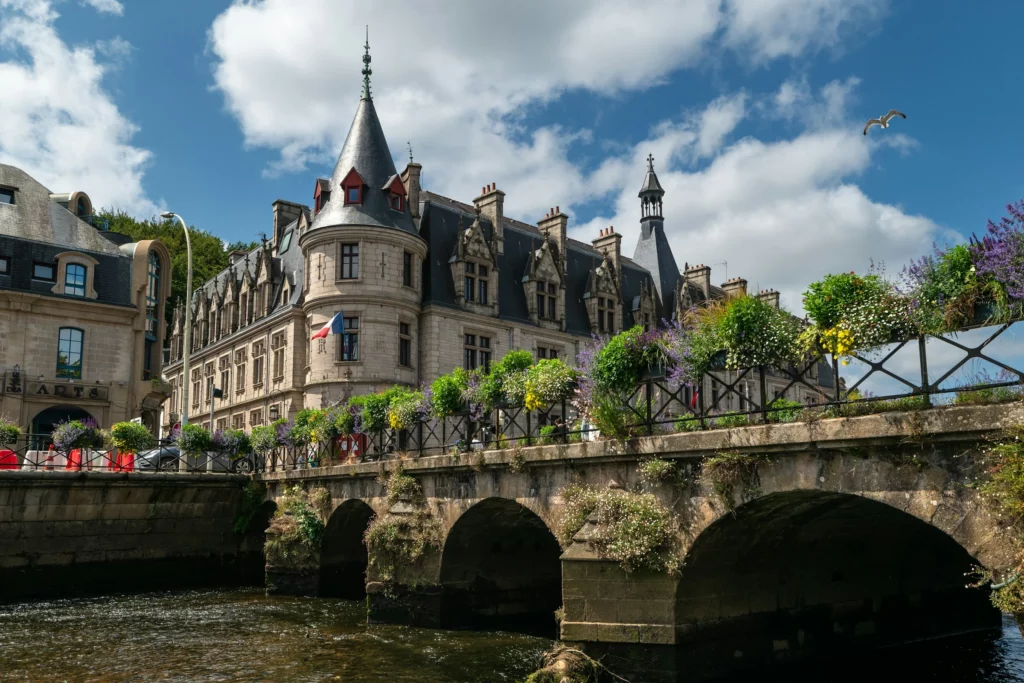Pont fleuri et bâtiment historique de Quimper, capitale culturelle de la Cornouaille, proposé dans les circuits touristiques MJ Prestige.